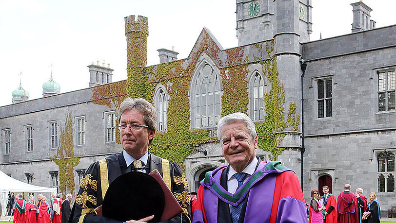 Bundespräsident Joachim Gauck bekommt an der National University of Ireland (NUI) in Galway in Irland die Ehrendokterwürde verliehen. Links der Direktor der NUI, James J. Browne. Bundespräsident Joachim Gauck bekommt an der National University of Ireland (NUI) in Galway in Irland die Ehrendokterwürde verliehen. Links der Direktor der NUI, James J. Browne.