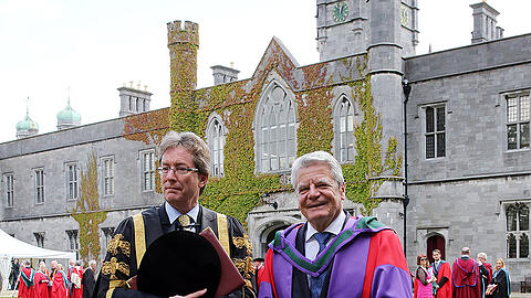 Bundespräsident Joachim Gauck bekommt an der National University of Ireland (NUI) in Galway in Irland die Ehrendokterwürde verliehen. Links der Direktor der NUI, James J. Browne.