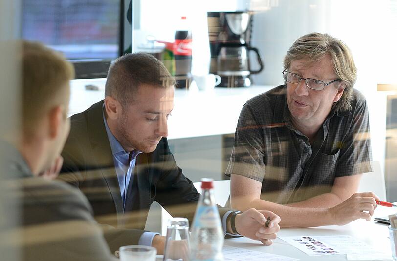 Eine Jury wird entscheiden, wer ins Voting kommt. Im Bild: Prokurist Wolfgang Drahtschmid und AZ-Fotograf Sigi Müller. Foto: Th. Wessling, Sigi Müller