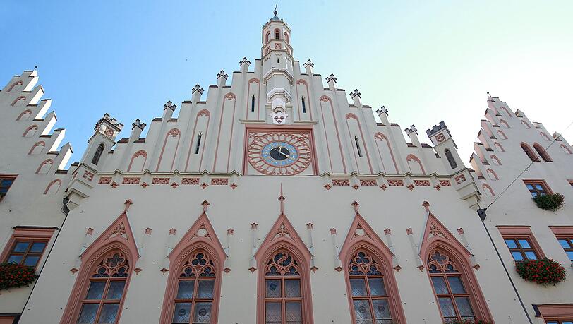 Die CSU-Fraktion Landshut will mehr Geld für das Stadtmarketing in den Haushalt einstellen lassen. Die CSU-Fraktion Landshut will mehr Geld für das Stadtmarketing in den Haushalt einstellen lassen.