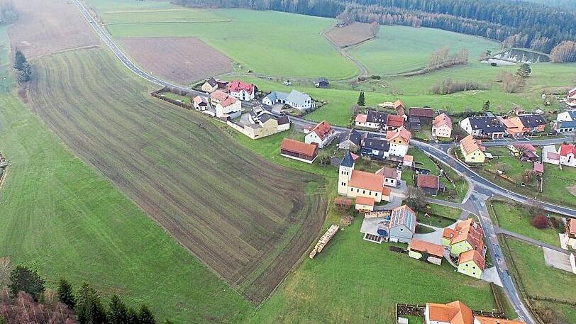 Am Rand von Flossenbürg liegt die Stelle (oben links), an der Polizeibeamte eine Fläche an einem Waldrand nach den Überresten einer Leiche durchsuchten.