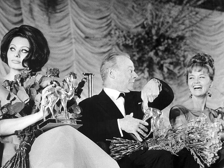 Sophia Loren, Heinz Rühmann und Liselotte Pulver 1964 bei der Bambi-Verleihung.
