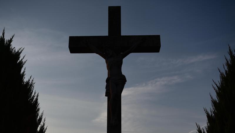 Ein Kreuz vor dem Abendhimmel. Foto: Nicolas Armer/dpa/Symbolbild Ein Kreuz vor dem Abendhimmel. Foto: Nicolas Armer/dpa/Symbolbild