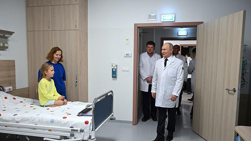 Im Ärztekittel hat sich Putin schon öfter präsentiert, als Patient lässt er sich jedoch nicht ablichten. (Archivbild) Im Ärztekittel hat sich Putin schon öfter präsentiert, als Patient lässt er sich jedoch nicht ablichten. (Archivbild)