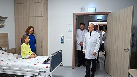 Im Ärztekittel hat sich Putin schon öfter präsentiert, als Patient lässt er sich jedoch nicht ablichten. (Archivbild)