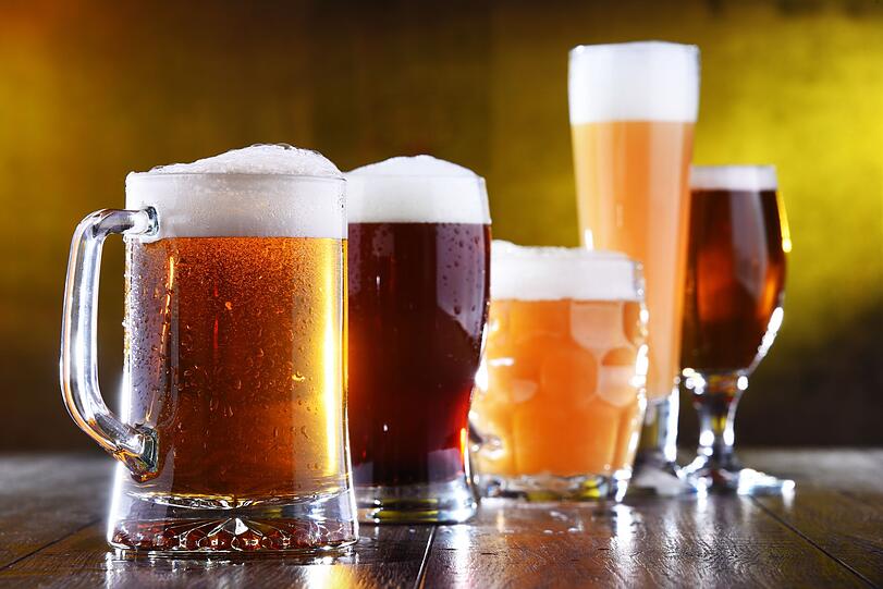 Wer glaubt, Bier sei gleich Bier, irrt gewaltig. Schon ein Blick auf die Gläser der Gäste im Biergarten verrät: Bier ist Vielfalt pur! Von hell bis dunkel, von süffig bis herb - für jeden Geschmack ist etwas dabei. Mit etwas Hintergrundwissen werden Sie zum echten Bierspezialisten, dem niemand so leicht das Wasser... äh, Bier reichen kann. Begleiten Sie uns auf eine genussvolle Entdeckungsreise! Wer glaubt, Bier sei gleich Bier, irrt gewaltig. Schon ein Blick auf die Gläser der Gäste im Biergarten verrät: Bier ist Vielfalt pur! Von hell bis dunkel, von süffig bis herb - für jeden Geschmack ist etwas dabei. Mit etwas Hintergrundwissen werden Sie zum echten Bierspezialisten, dem niemand so leicht das Wasser... äh, Bier reichen kann. Begleiten Sie uns auf eine genussvolle Entdeckungsreise!