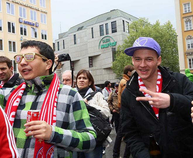 Die Bayernfans sind bereit für einen außergewöhnlichen Fußballabend. Bei brittischem Wetter und bayerischem Bier präsentieren sie die Fans lautstark am Marienplatz. Die besten Bilder.