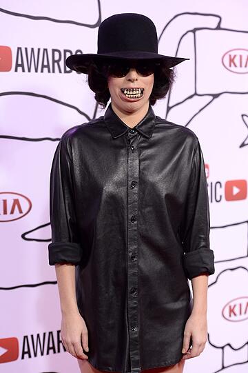Pop-Star Lady Gaga zeigt Zähne: Der Megastar erschien bei den Youtube Awards in Los Angeles mit einem Riesen-Gebiss.