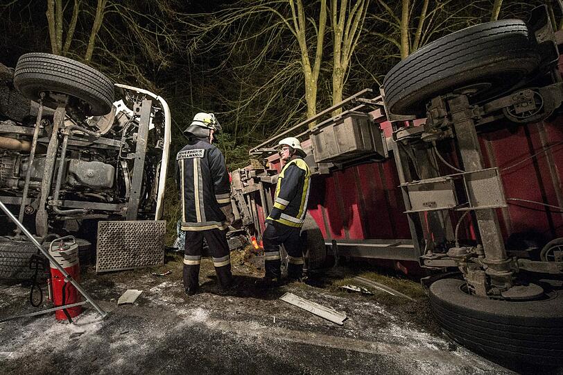 Zwei Lkw liegen umgekippt auf der B 20 bei Loitzendorf. Beim Frontalzusammenstoß sind beide Fahrer ums Leben gekommen.
