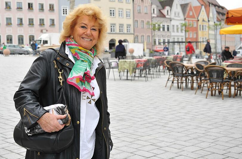 Das sagt die Landsbergerin Brigitte Schlegel-Lauterbach (70): &bdquo;Hoeneß ist doch viel zu unbedeutend für Landsberg. Wir haben hier keinen solchen Bezug zu ihm wie die Münchner. Mir gefällt es nur nicht, dass vor dem Gefängnis nun immer Paparazzi herumstehen.&ldquo;