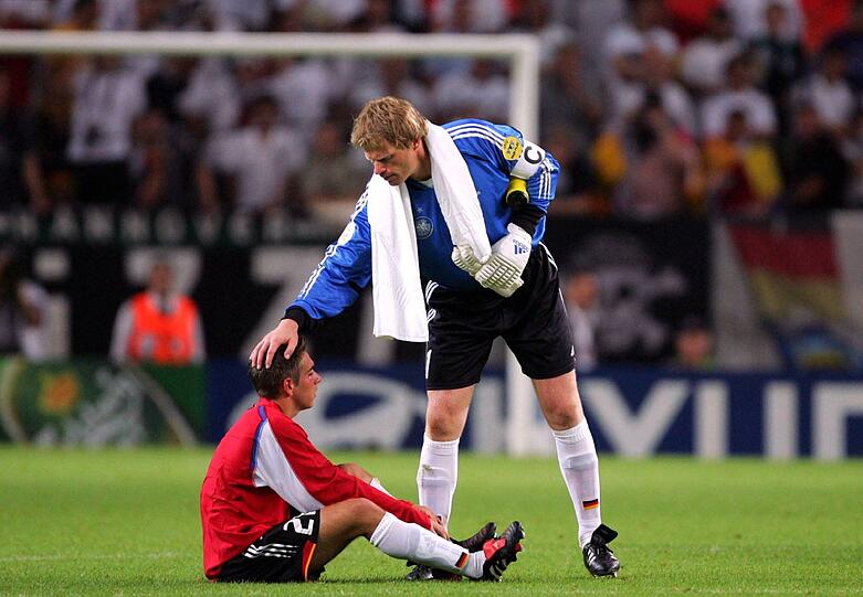 Trost vom Titan: Bei der Europameisterschaft 2004 in Portugal war für den EM-Neuling Lahm und seine Kameraden bereits in der Vorrunde Schluss. Nach einer 2:1-Niederlage im letzten Gruppenspiel gegen Tschechien tröstet Oliver Kahn den geknickten Lahm.