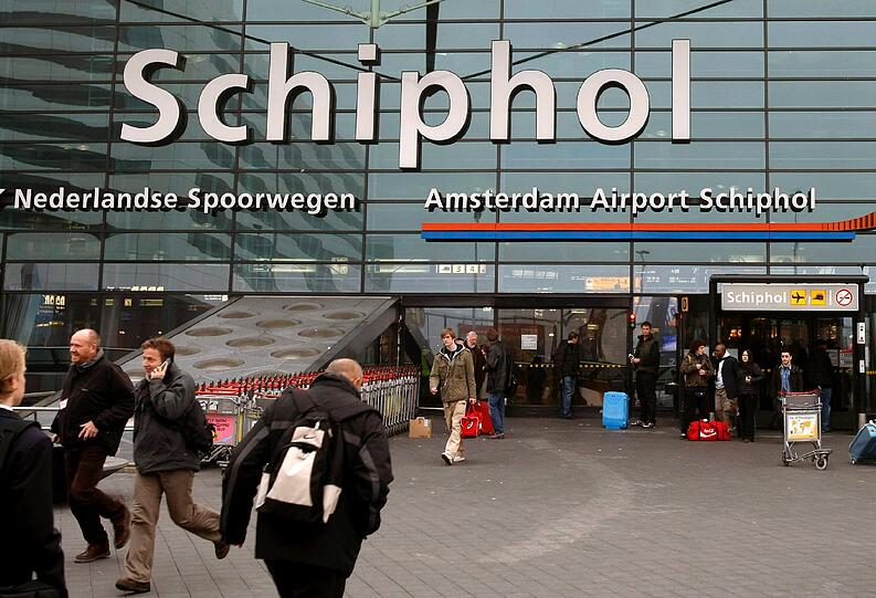 Nichts geht mehr am Schiphol: Am Amsterdamer Flughafen mussten am Freitagmittag alle Flüge gestrichen oder umgeleitet werden.
