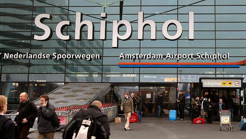 Nichts geht mehr am Schiphol: Am Amsterdamer Flughafen mussten am Freitagmittag alle Flüge gestrichen oder umgeleitet werden. Nichts geht mehr am Schiphol: Am Amsterdamer Flughafen mussten am Freitagmittag alle Flüge gestrichen oder umgeleitet werden.