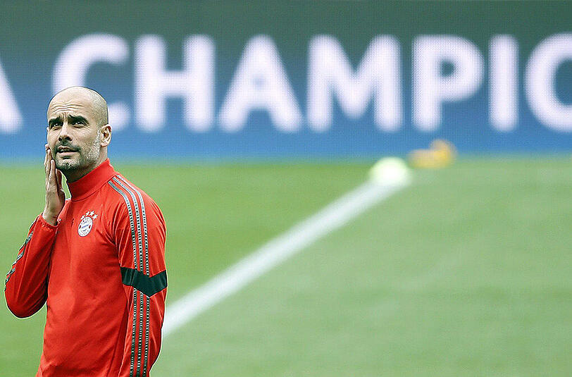 Den FC Augsburg vor der Brust, die Champions League und das Rückspiel gegen den FC Barcelona im Kopf: Bayern-Trainer Pep Guardiola.