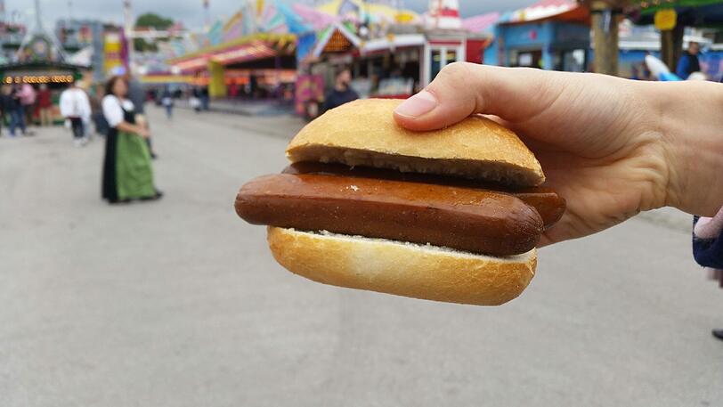 Vegan interpretiert: die Bratwurstsemmel. Geschmacklich leider daneben.