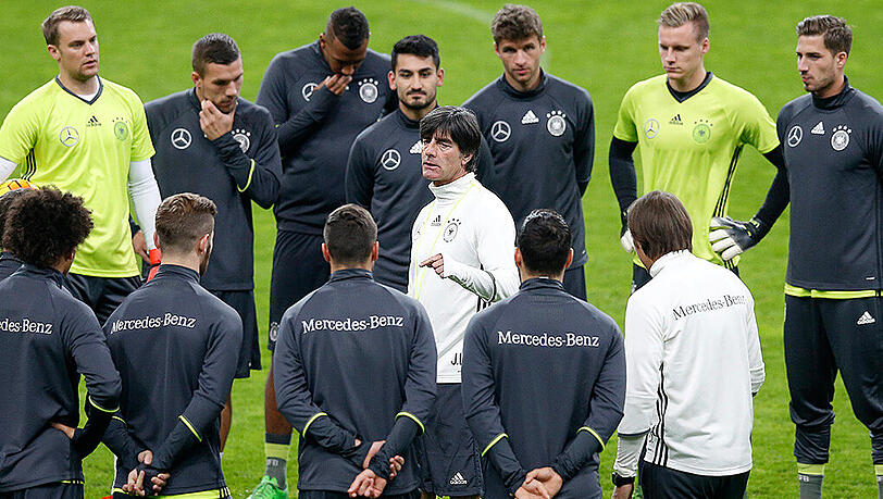 Vor der DFB-Auswahl von Bundestrainer Joachim Löw stehen weiterhin Argentinien als Zweiter und Spanien. Vor der DFB-Auswahl von Bundestrainer Joachim Löw stehen weiterhin Argentinien als Zweiter und Spanien.