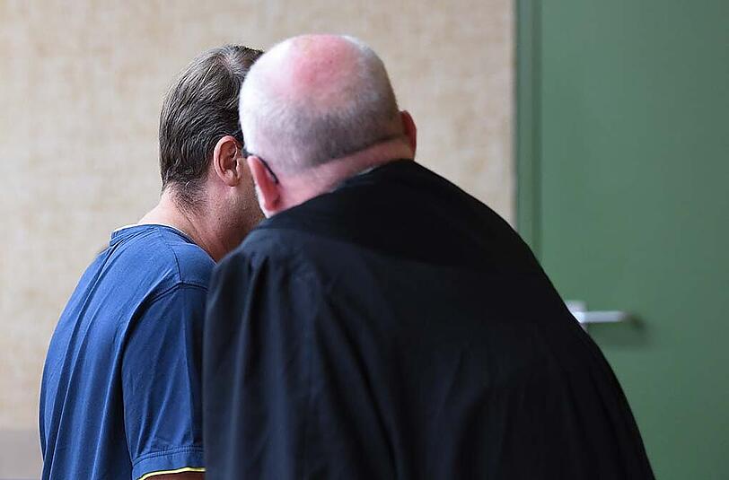 Der wegen sexuellen Missbrauchs angeklagte ehemalige Religionslehrer im Internat des Benediktinerklosters Ettal Jürgen R. (l.) und sein Anwalt Jost Hartman-Hilter im Münchner Landgericht. (Archivbild)