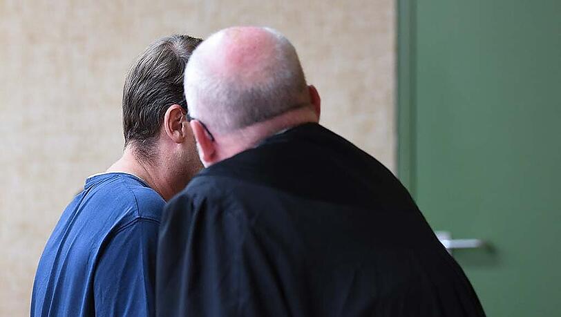 Der wegen sexuellen Missbrauchs angeklagte ehemalige Religionslehrer im Internat des Benediktinerklosters Ettal Jürgen R. (l.) und sein Anwalt Jost Hartman-Hilter im Münchner Landgericht. (Archivbild) Der wegen sexuellen Missbrauchs angeklagte ehemalige Religionslehrer im Internat des Benediktinerklosters Ettal Jürgen R. (l.) und sein Anwalt Jost Hartman-Hilter im Münchner Landgericht. (Archivbild)