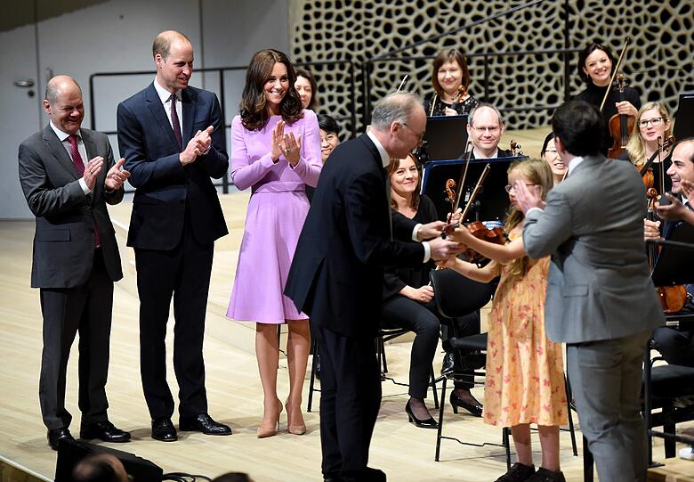 Hamburgs Erster Bürgermeister Olaf Scholz (SPD), Prinz William und Herzogin Kate applaudieren in Hamburg in der Elbphilharmonie nach dem Kinderkonzert.