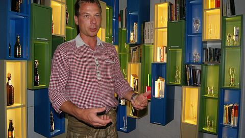 "Bieraculix" - Braumeister Axel Kiesbye in der bunten Welt seines BierKulturHauses in Obertrum bei Salzburg.