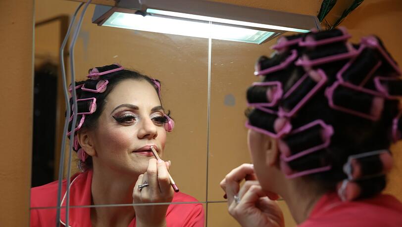 Chichi Bowet von The Filly Follies zieht vor ihrem Auftritt noch einmal den Lippenstift nach &ndash; es soll schließlich glamourös werden.