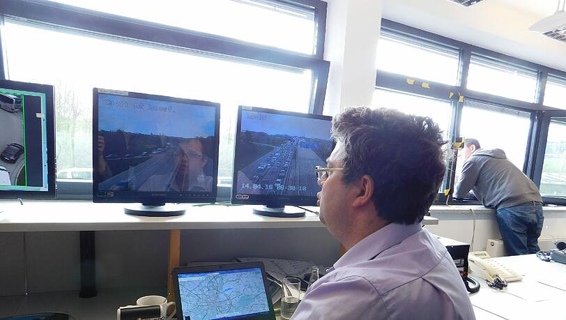 Alles im Blick, alles im Griff: Frank Pastior und seine Mannschaft vor den Bildschirmen in der Verkehrsleitzentrale der Bauma. Alles im Blick, alles im Griff: Frank Pastior und seine Mannschaft vor den Bildschirmen in der Verkehrsleitzentrale der Bauma.