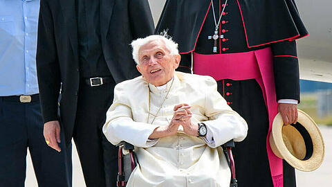 Benedikt XVI. Ende Juni vor seinem Abflug nach Rom am Münchener Flughafen.