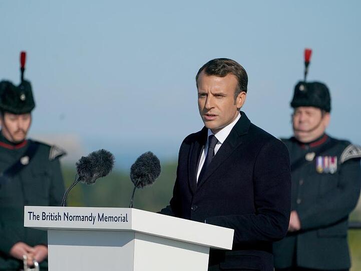 Emmanuel Macron in Ver-Sur-Mer.