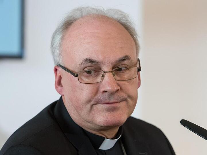 Der Regensburger Bischof Rudolf Voderholzer spricht während einer Pressekonferenz. Foto: Armin Weigel/dpa/Archivbild