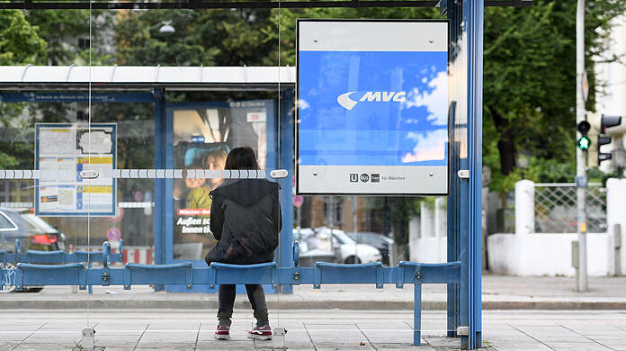 Unter anderem soll bei den Trambahnen und bei den Metrobussen der Zehn-Minuten-Takt nach 20 Uhr entfallen. (Symbolbild)