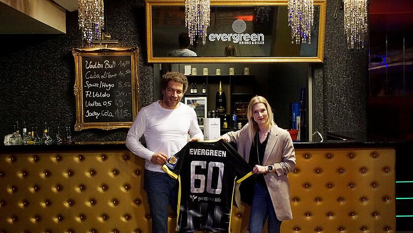 Wilson Pearce (li.), Associate Director bei Löwen-Vermarkter Infront, und Nadine Turba (re.), Betriebsleiterin Evergreen Drinks & Disco.