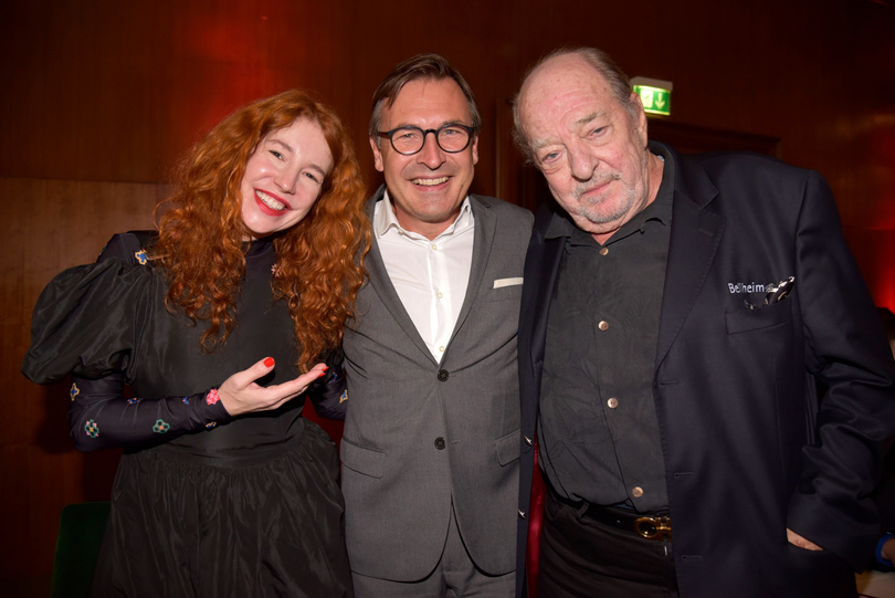 Ralph Siegel mit Frau Laura haben den Chef des Deutschen Theaters, Thomas Linsmayer, in ihre Mitte genommen.