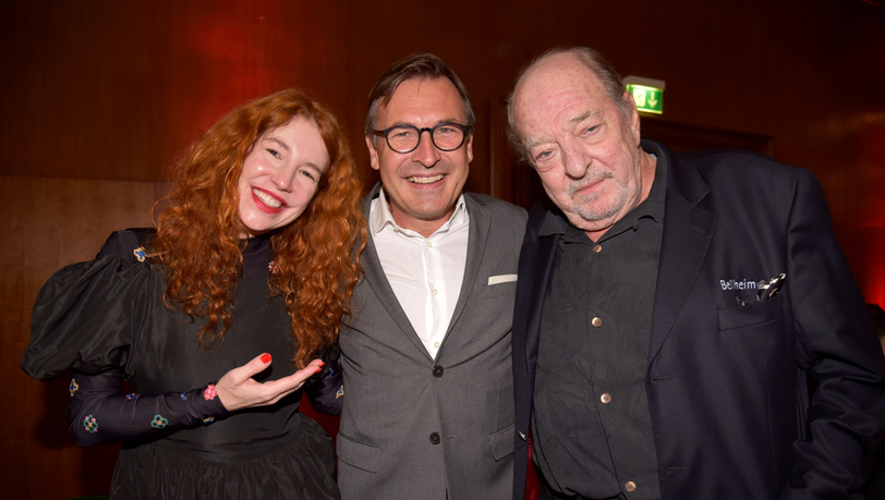 Ralph Siegel mit Frau Laura haben den Chef des Deutschen Theaters, Thomas Linsmayer, in ihre Mitte genommen. Ralph Siegel mit Frau Laura haben den Chef des Deutschen Theaters, Thomas Linsmayer, in ihre Mitte genommen.