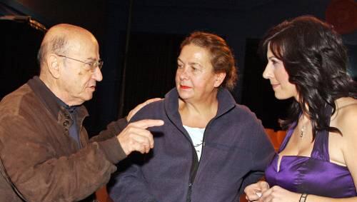 Griechisches Gipfeltreffen im Festsaal des Nürnberger Künstlerhauses: Theo Angelopoulos, seine Frau Fibi-Georgia Ikonomopoulou-Mpourdakou und die Filmtage-Leiterin Irini Pappa (v.l.). Griechisches Gipfeltreffen im Festsaal des Nürnberger Künstlerhauses: Theo Angelopoulos, seine Frau Fibi-Georgia Ikonomopoulou-Mpourdakou und die Filmtage-Leiterin Irini Pappa (v.l.).