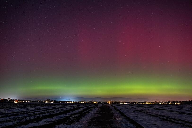 Polarlichter entstehen nach DWD-Angaben durch elektrisch geladene Teilchen des Sonnenwindes.