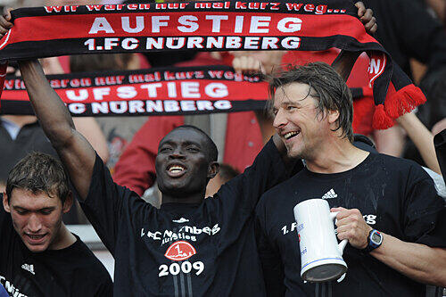 Die Schals, mit denen hier Isaac Boakye und Trainer Michael Oenning feiern, wurden am Sonntag erst in letzter Minute fertig.