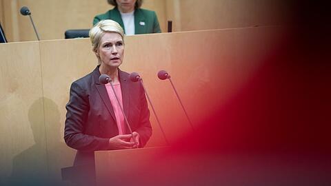 Ministerpräsidentin Schwesig forderte, der Spritpreis müsse "unter 2 Euro" kommen. Ministerpräsidentin Schwesig forderte, der Spritpreis müsse "unter 2 Euro" kommen.