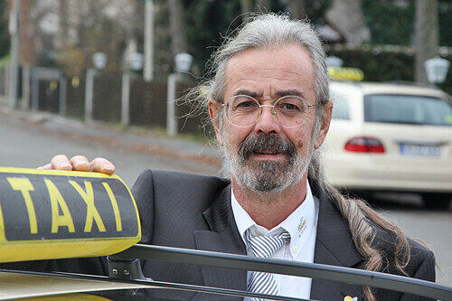 &bdquo;Menschenverachtend&ldquo; findet es Taxi-Chef Ulrich Romeike (li.), sich von Fahrrädern befördern zu lassen.