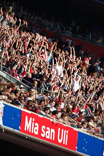 "Mia san Uli"-Schriftzüge auf T-Shirts und Plakaten in der Arena.