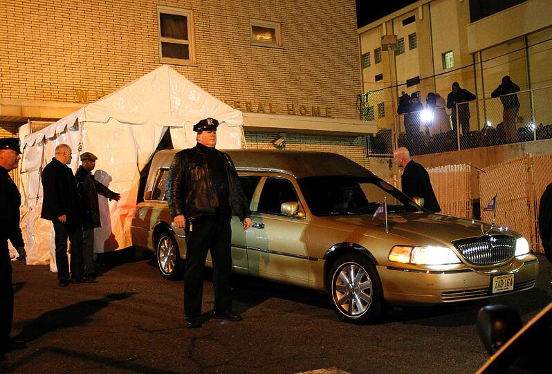 Die Leiche der Popsängerin Whitney Houston wurde am Montag in ihre Heimat New Jersey überführt, wo die Sängerin im Kreise ihrer Familie beigesetzt werden soll. Die Trauer in Houstons Fangemeinde über den plötzlichen Tod der Ausnahmekünstlerin ist groß - die Bilder.