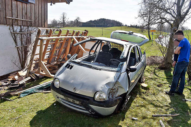 Der Twingo krachte durch den Gartenzaun und kam im Vorgarten zum Stehen.