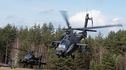 Die beiden Apache-Helikopter gehören zur 12. Heeresflieger-Kampfbrigade der US-Armee, die in Ansbach-Katterbach und Illesheim stationiert ist.