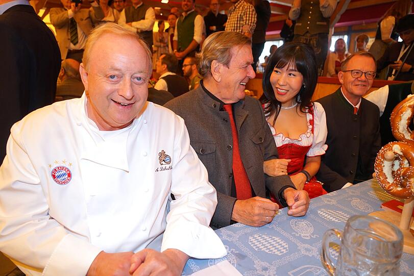 Alfons Schuhbeck hat die Schröders auf die Wiesn eingeladen.