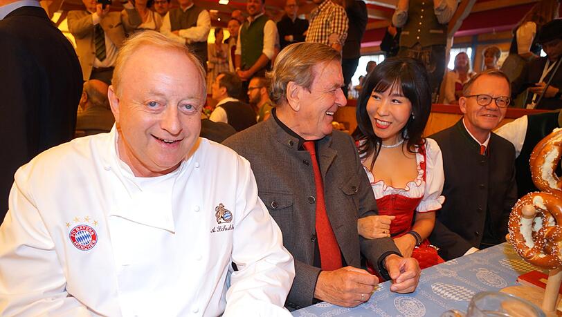 Alfons Schuhbeck hat die Schröders auf die Wiesn eingeladen. Alfons Schuhbeck hat die Schröders auf die Wiesn eingeladen.