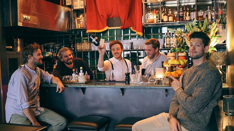Freunde des High-Class-Cocktails: das Team vom Curtain Call in seiner stimmungsvollen Bar.