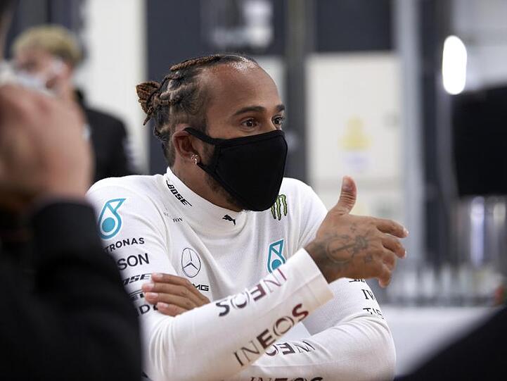 Formel-1-Weltmeister Lewis Hamilton (r) in Silverstone mit Mund-Nasen-Schutzmaske.
