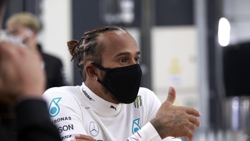 Formel-1-Weltmeister Lewis Hamilton (r) in Silverstone mit Mund-Nasen-Schutzmaske. Formel-1-Weltmeister Lewis Hamilton (r) in Silverstone mit Mund-Nasen-Schutzmaske.