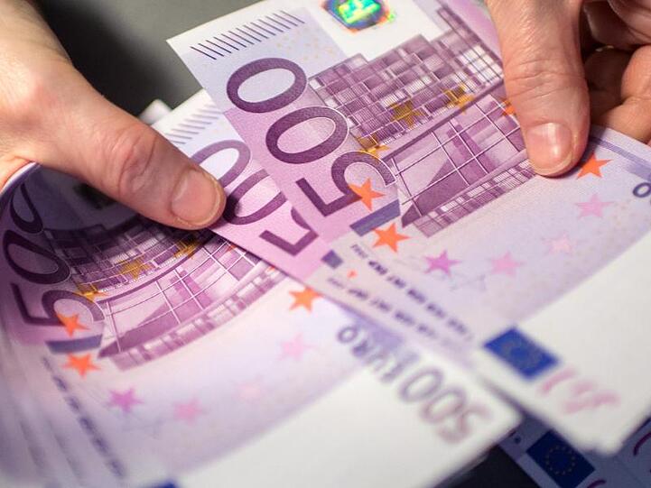 Die Bundesbank hat die Gnadenfrist für die lilafarbene Banknote mit der Zahl 500 verlängert.