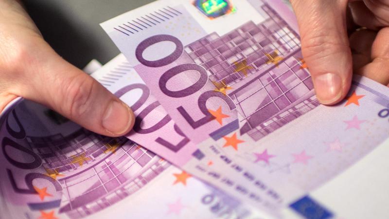 Die Bundesbank hat die Gnadenfrist für die lilafarbene Banknote mit der Zahl 500 verlängert. Die Bundesbank hat die Gnadenfrist für die lilafarbene Banknote mit der Zahl 500 verlängert.