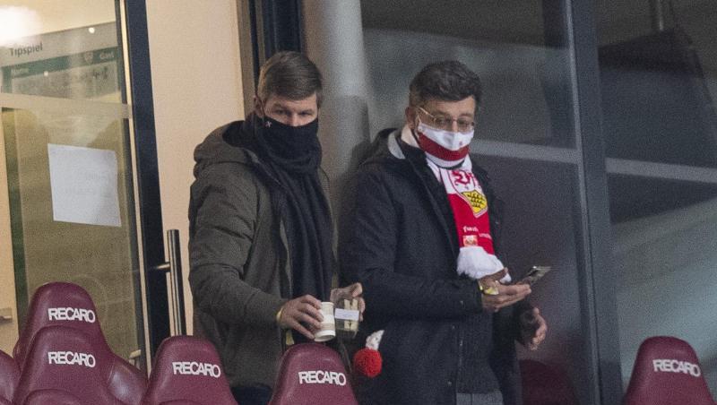 Thomas Hitzlsperger (l) und Claus Vogt schauten sich das Spiel des VfB Stuttgart gemeinsam an.